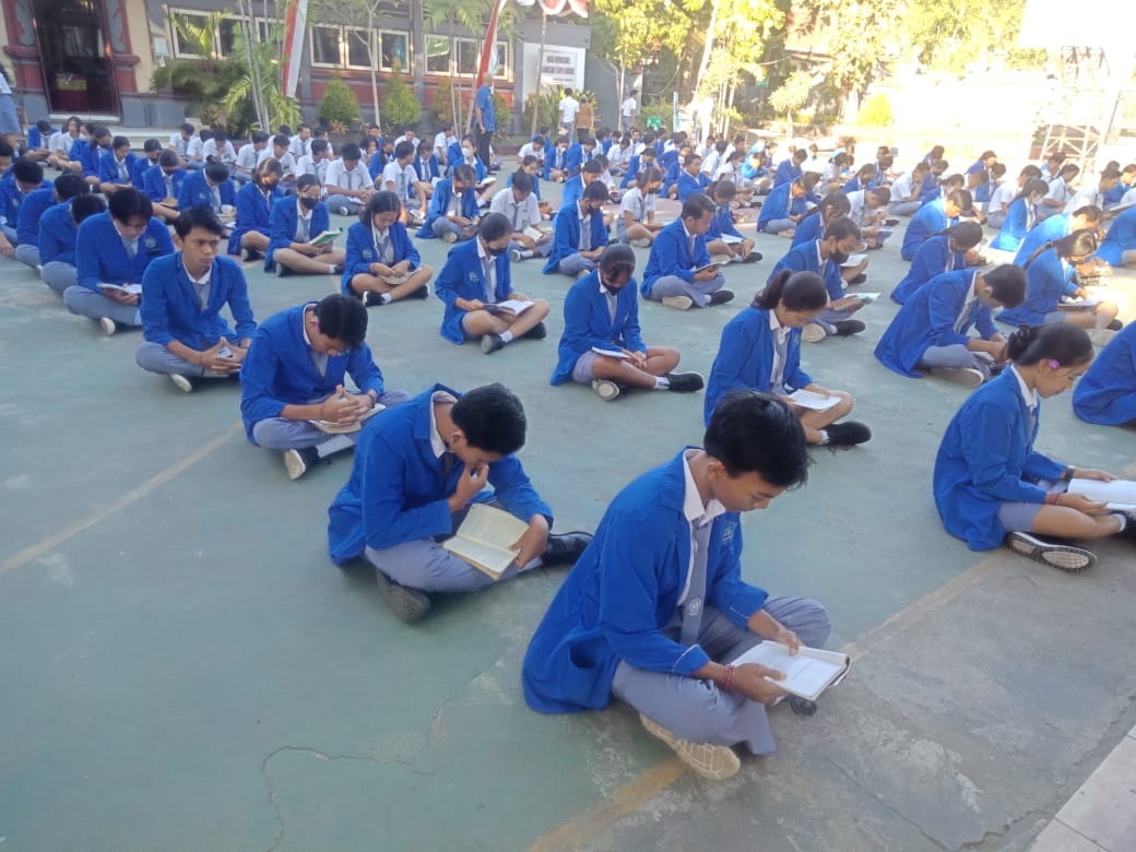 Kegiatan Literasi Kelas XII