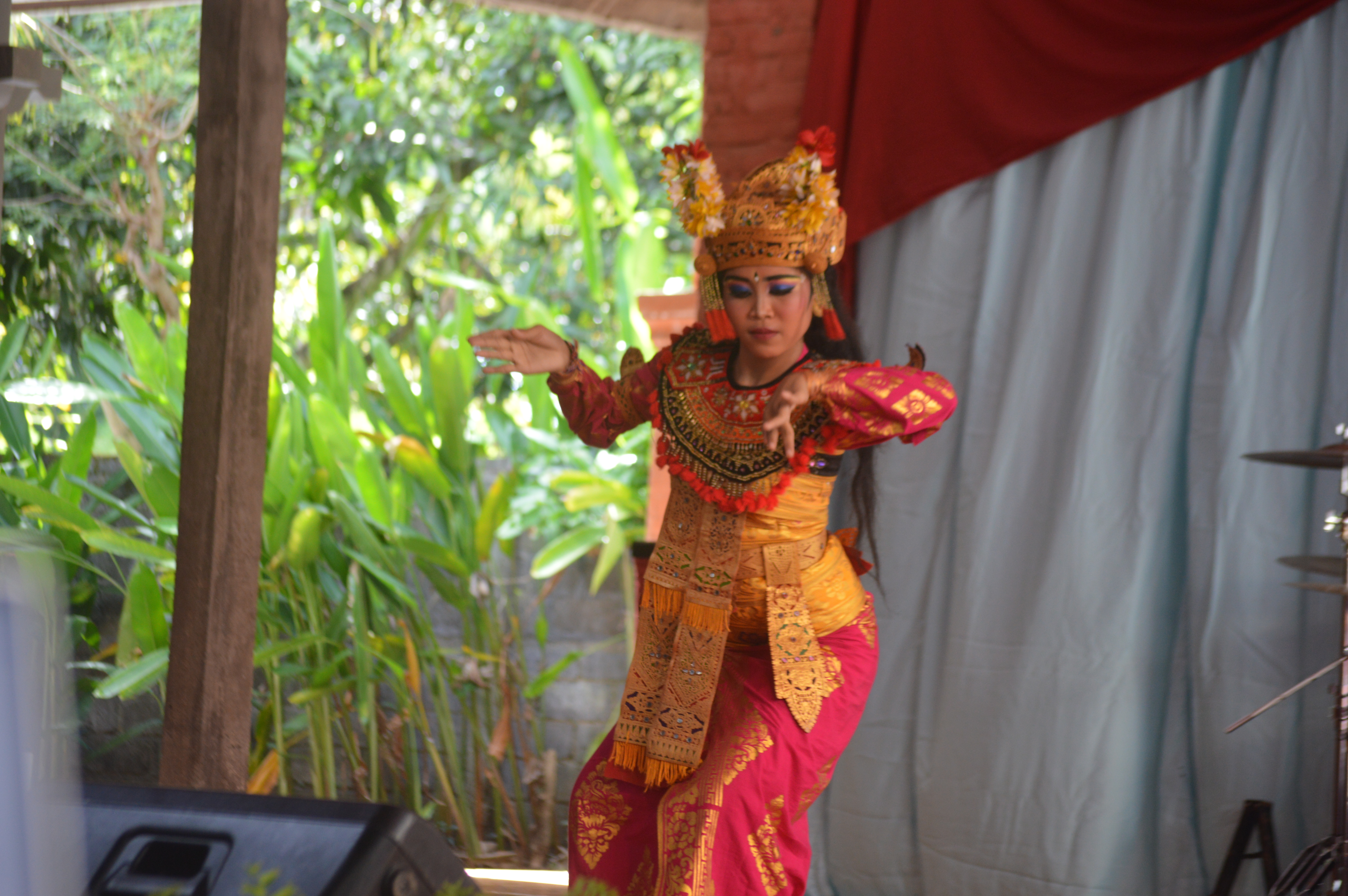 Tari Condong oleh siswi SMARAK