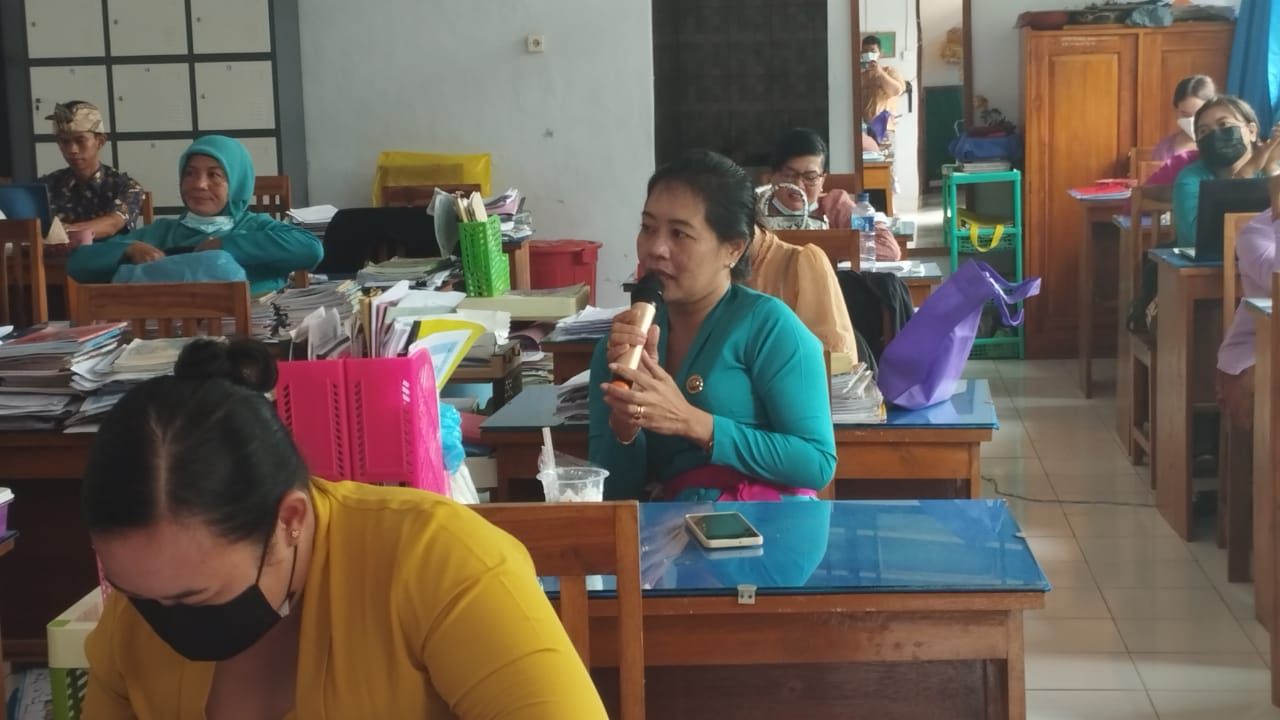 Penyampaian pendapat oleh peserta, Bu Amik